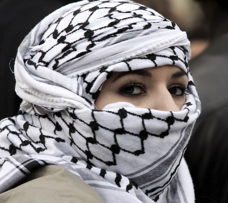 Woman_wearing_Keffiyeh