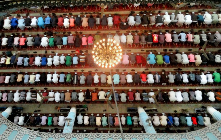 Muslims_praying_in_a_Masque_in_Bangladesh